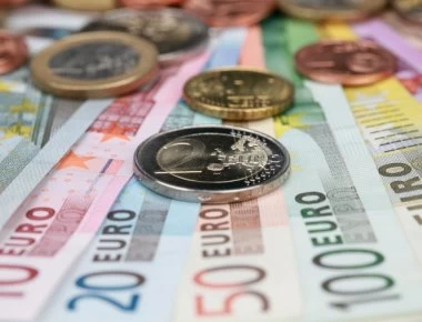 Ποια επιδόματα αυξάνονται μαζί με τον κατώτατο μισθό – Αναλυτικά παραδείγματα